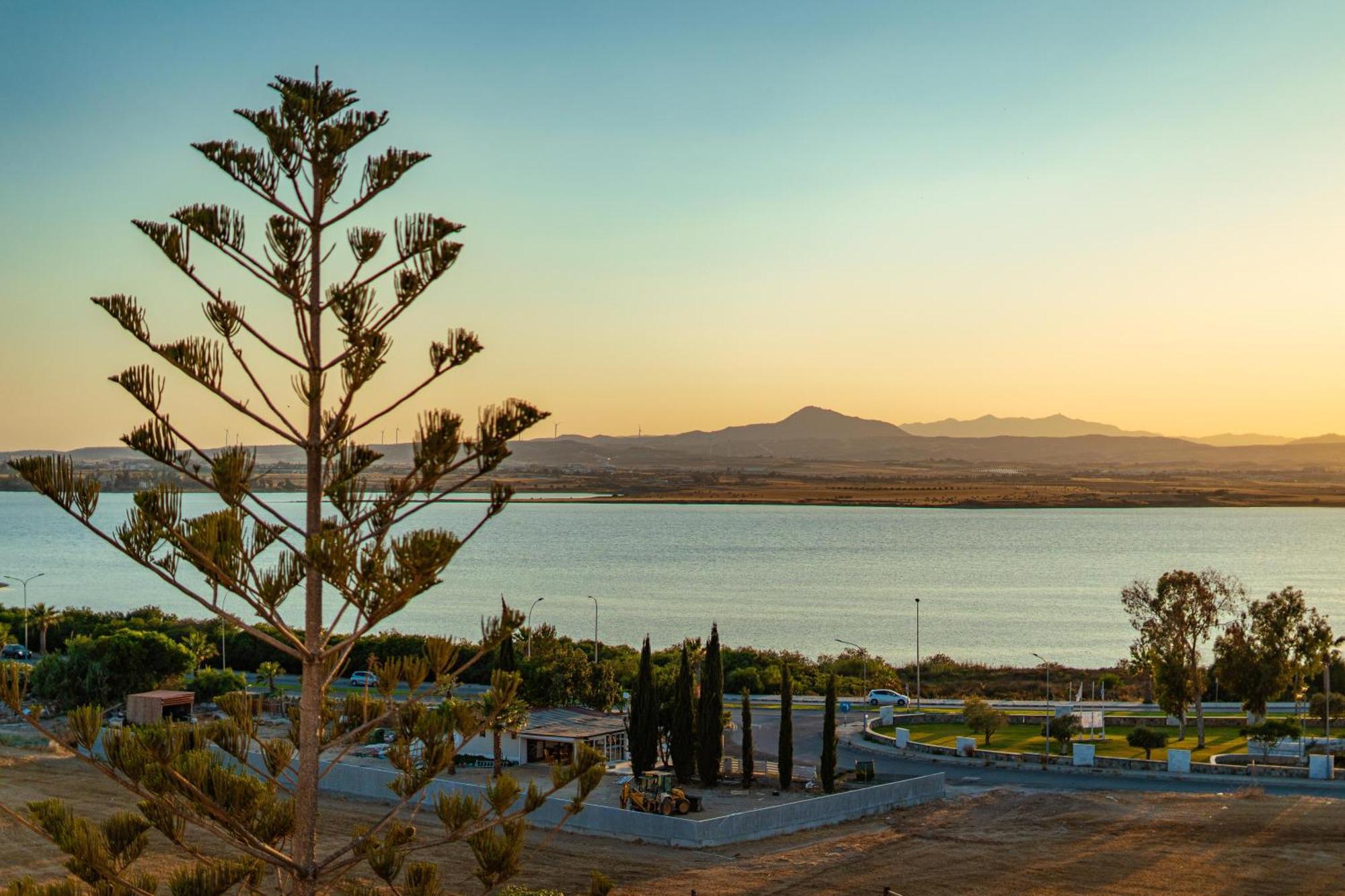 Majestic Sunset Salt Lake Views Larnaca Buitenkant foto